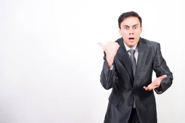 Takım elbiseli adamın kopya uzayı göstermesine şaşırdım. Beyaz arkaplan, orta çekim