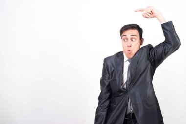 Takım elbiseli adamın kopya uzayı göstermesine şaşırdım. Beyaz arkaplan, orta çekim