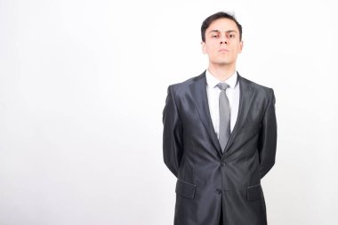 Takım elbiseli ciddi bir adam. Beyaz arkaplan, orta çekim