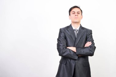 Takım elbiseli ciddi bir adam. Beyaz arkaplan, orta çekim