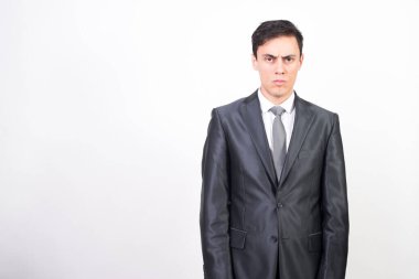 Takım elbiseli ciddi bir adam. Beyaz arkaplan, orta çekim