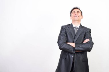 Gülümseyen ve takım elbiseli mutlu adam. Beyaz arkaplan, orta çekim