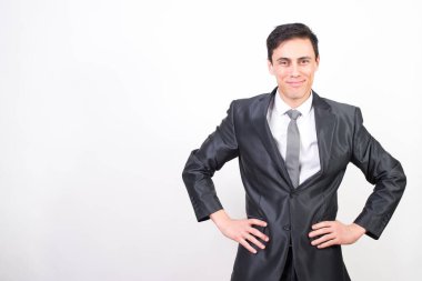 Gülümseyen ve takım elbiseli mutlu adam. Beyaz arkaplan, orta çekim