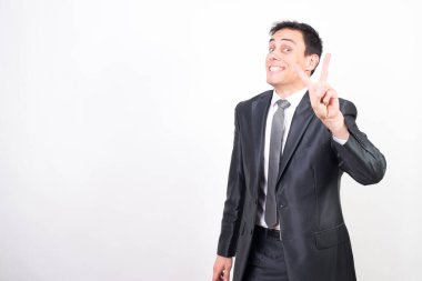 Gülümseyen ve takım elbiseli mutlu adam. Beyaz arkaplan, orta çekim