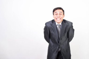 Gülümseyen ve takım elbiseli mutlu adam. Beyaz arkaplan, orta çekim