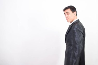 Gülümseyen ve takım elbiseli mutlu adam. Beyaz arkaplan, orta çekim