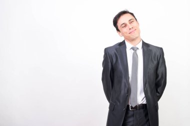 Gülümseyen ve takım elbiseli mutlu adam. Beyaz arkaplan, orta çekim