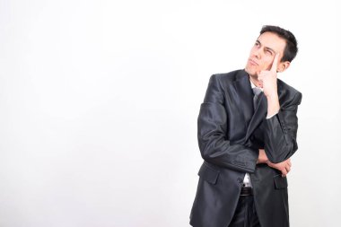 Takım elbiseli rüya adam. Beyaz arkaplan, orta çekim