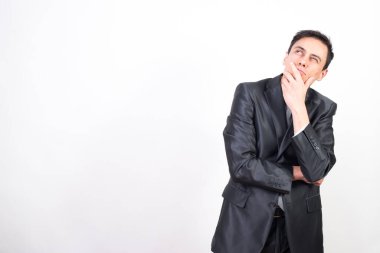 Takım elbiseli rüya adam. Beyaz arkaplan, orta çekim