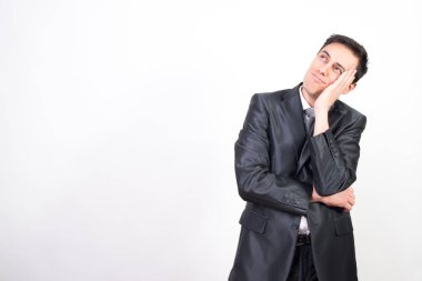 Takım elbiseli rüya adam. Beyaz arkaplan, orta çekim