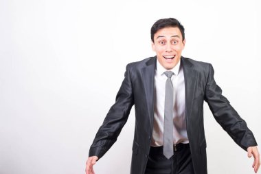 Takım elbiseli şaşırmış adam. Beyaz arkaplan, orta çekim