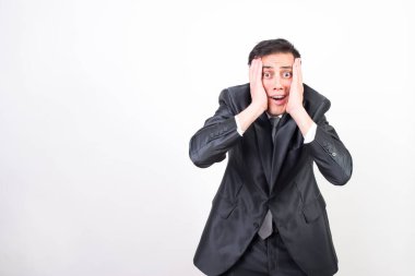 Takım elbiseli şaşırmış adam. Beyaz arkaplan, orta çekim