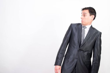 Takım elbiseli şaşırmış adam. Beyaz arkaplan, orta çekim