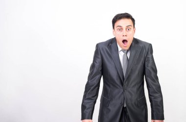 Takım elbiseli şaşırmış adam. Beyaz arkaplan, orta çekim