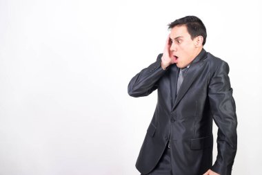 Takım elbiseli şaşırmış adam. Beyaz arkaplan, orta çekim