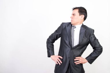 Takım elbiseli şaşırmış adam. Beyaz arkaplan, orta çekim