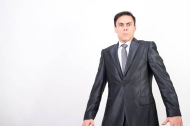 Takım elbiseli şaşırmış adam. Beyaz arkaplan, orta çekim