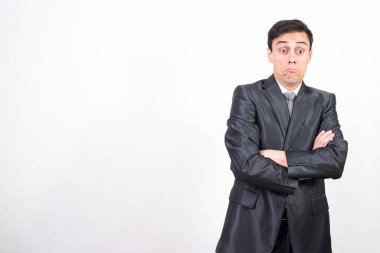 Takım elbiseli şaşırmış adam. Beyaz arkaplan, orta çekim