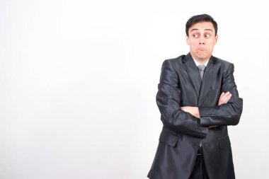 Takım elbiseli şaşırmış adam. Beyaz arkaplan, orta çekim