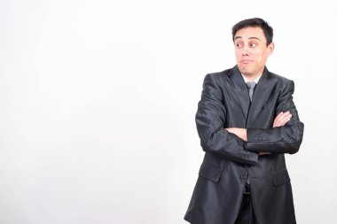 Takım elbiseli şaşırmış adam. Beyaz arkaplan, orta çekim