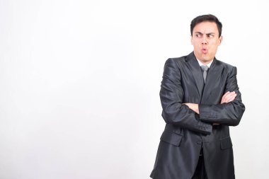 Takım elbiseli şaşırmış adam. Beyaz arkaplan, orta çekim