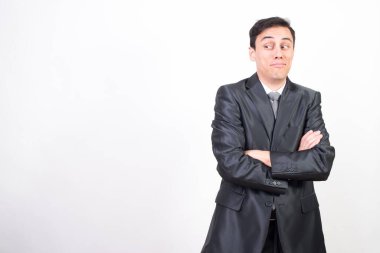 Takım elbiseli şaşırmış adam. Beyaz arkaplan, orta çekim