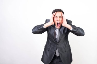 Takım elbiseli şaşırmış adam. Beyaz arkaplan, orta çekim