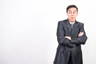 Takım elbiseli şaşırmış adam. Beyaz arkaplan, orta çekim