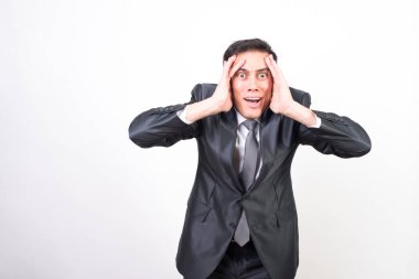 Takım elbiseli şaşırmış adam. Beyaz arkaplan, orta çekim