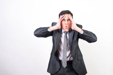Takım elbiseli şaşırmış adam. Beyaz arkaplan, orta çekim