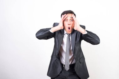 Takım elbiseli şaşırmış adam. Beyaz arkaplan, orta çekim