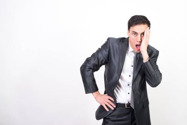 Takım elbiseli şaşırmış adam. Beyaz arkaplan, orta çekim