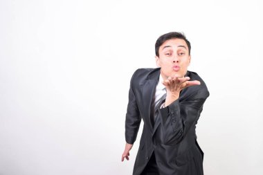 Takım elbiseli adam öpüşüyor. Beyaz arkaplan, orta çekim