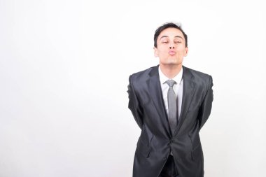 Takım elbiseli adam öpüşüyor. Beyaz arkaplan, orta çekim