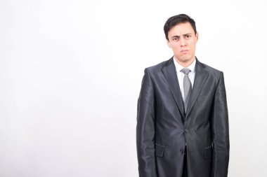 Takım elbiseli üzgün adam. Beyaz arkaplan, orta çekim