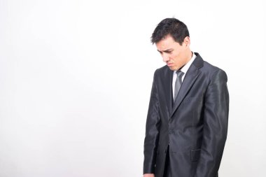 Takım elbiseli üzgün adam. Beyaz arkaplan, orta çekim