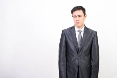 Takım elbiseli üzgün adam. Beyaz arkaplan, orta çekim