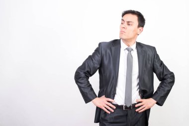 Takım elbiseli uyanık adam. Beyaz arkaplan, orta çekim