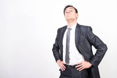 Takım elbiseli uyanık adam. Beyaz arkaplan, orta çekim