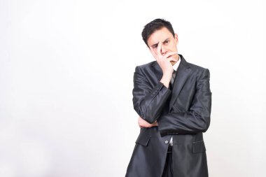 Beyaz arka planda, orta ölçekli, takım elbiseli sıkıcı bir adam.