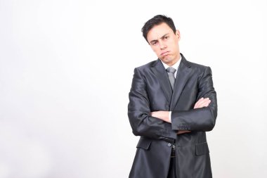 Beyaz arka planda, orta ölçekli, takım elbiseli sıkıcı bir adam.