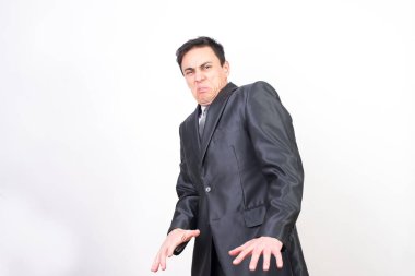 Beyaz arka planda takım elbiseli iğrenç bir adam geri çekiliyor. Orta düzlem