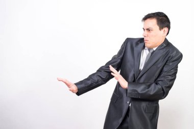 Beyaz arka planda, orta ölçekli, korkmuş bir adam.