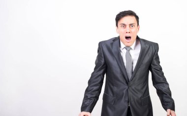 Beyaz arka planda, orta ölçekli, korkmuş bir adam.