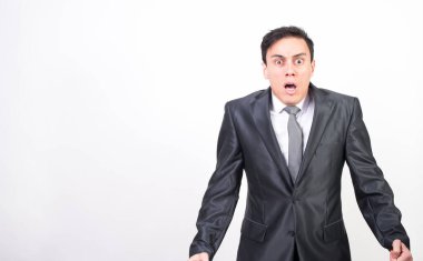 Beyaz arka planda, orta ölçekli, korkmuş bir adam.