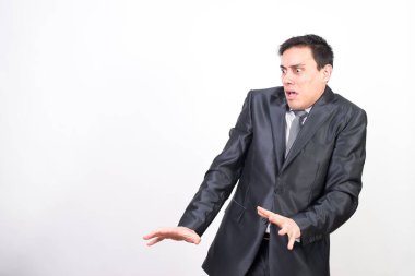 Beyaz arka planda, orta ölçekli, korkmuş bir adam.