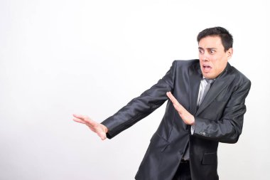 Beyaz arka planda, orta ölçekli, korkmuş bir adam.