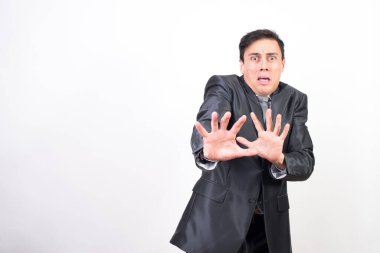 Beyaz arka planda, orta ölçekli, korkmuş bir adam.