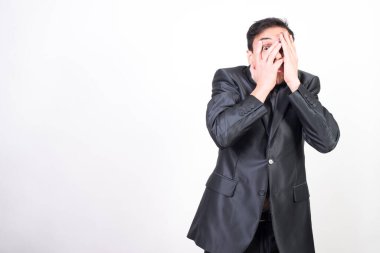 Beyaz arka planda, orta ölçekli, korkmuş bir adam.