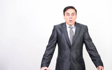 Beyaz arka planda, orta ölçekli, korkmuş bir adam.